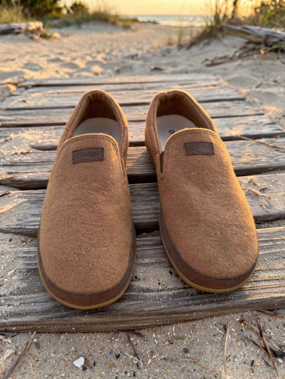 OluKai Kālawa Men’s Slippers Loafers Shoes $100 in Almond Kalawa